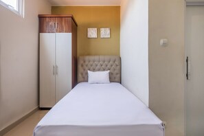 Standard Double Room | Desk, laptop workspace, free WiFi, bed sheets - OYO Living 1877 Side Corner (West Cirebon)