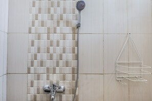 Quarto casal standard | Banheiro | Chuveiro, toalhas de banho, sabonete, shampoo