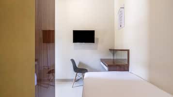 Kamar Double Standar | Meja kerja, ruang kerja ramah laptop, Wi-Fi gratis, dan seprai linen
