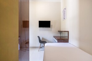 Standard Double Room | Desk, laptop workspace, free WiFi, bed sheets - OYO Living 1877 Side Corner (West Cirebon)