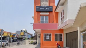 Um edifício com uma placa na fachada que diz "OYO LIFE".