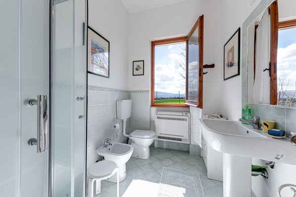 Regadera, amenidades de baño gratuitas, secadora de cabello, toallas 