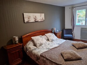 3 habitaciones, escritorio, tabla de planchar con plancha y wifi gratis 