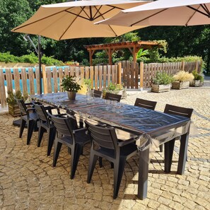 Outdoor dining - Holiday Home 'Appartement Type F4' with Shared Pool, Private Terrace and Wi-Fi (Maurens)
