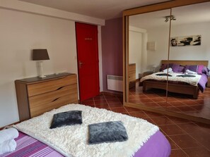 3 chambres, bureau, fer et planche à repasser, accès au Wi-Fi (inclus)