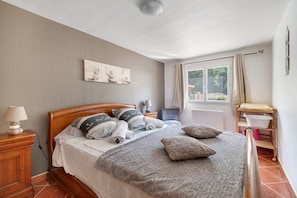 3 bedrooms, desk, iron/ironing board, WiFi (free)