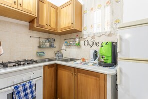 Fridge, microwave, stovetop, dishwasher