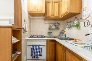 Frigorifero, microonde, piano cottura, lavastoviglie