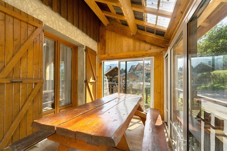 お食事. Chalet 'Vernay' with Mountain View, Private Terrace and Air Conditioning