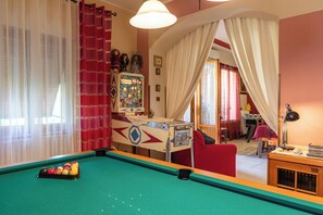 Game room - Apartment "El Giardino delle Rose" with Private Terrace & Wi-Fi (Rapolano Terme)