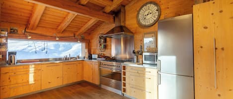 Refrigerador, microondas, placa de cocina, lavavajillas