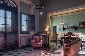 Televisie en een open haard