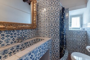 Shower, hair dryer, towels - Villa 'Il Frassine' with Private Pool, Wi-Fi and Air Conditioning (Rignano sull'Arno)