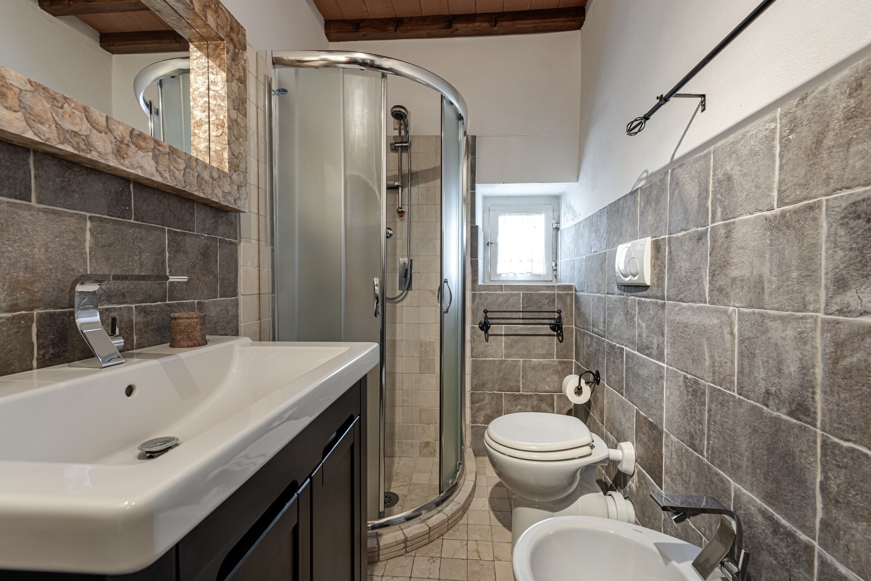 Un bagno con doccia, WC, lavandino e vasca da bagno.