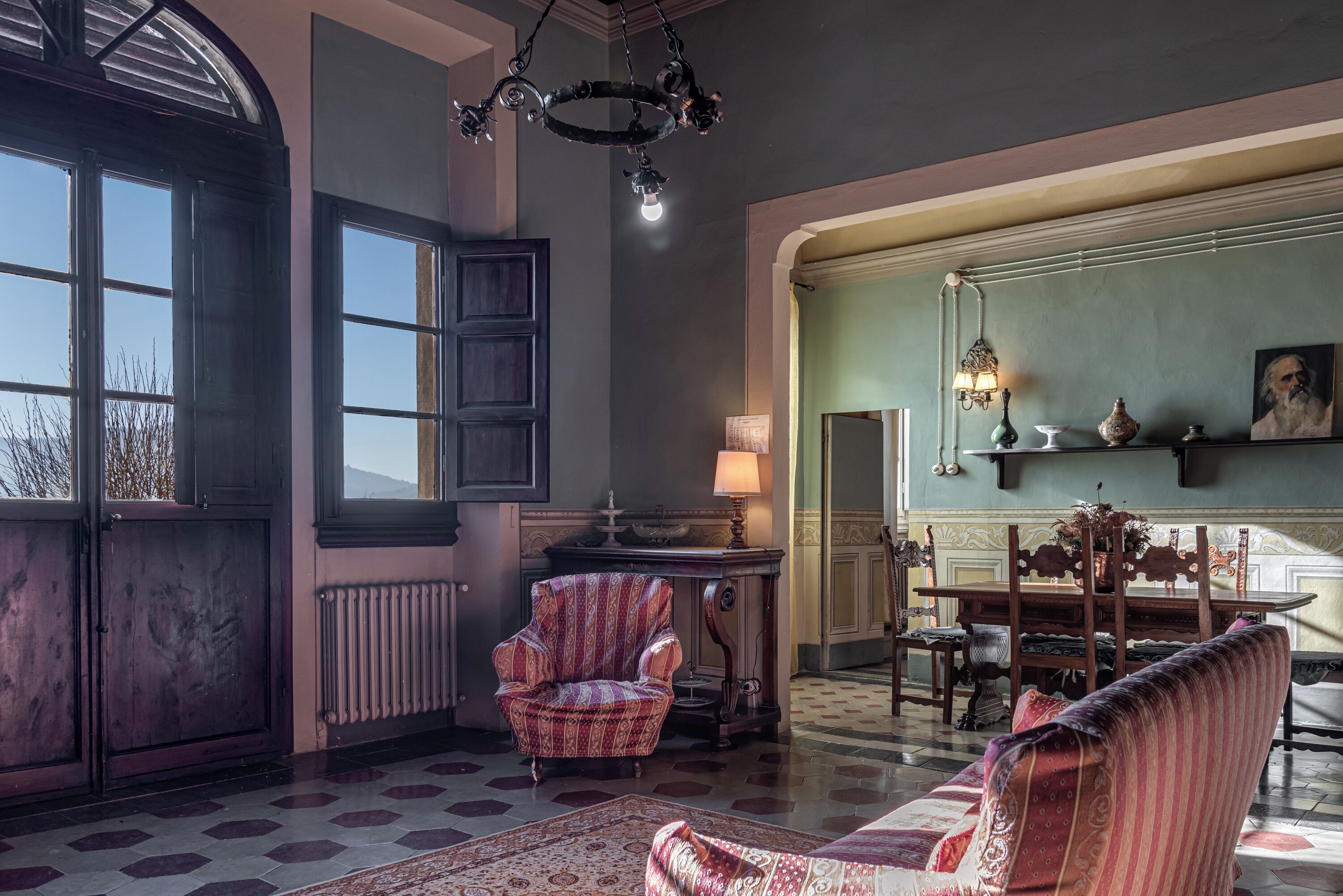 Televisión y chimenea 