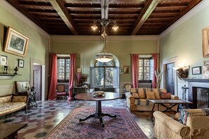 Televisie en een open haard