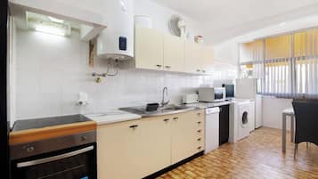 Kühlschrank, Mikrowelle, Ofen, Herdplatte