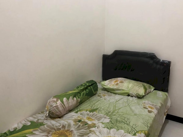 Standard Single Room | Laptop workspace, free WiFi, bed sheets