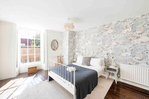 2 bedrooms, travel crib, WiFi