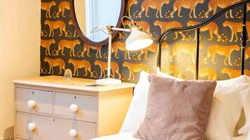 2 bedrooms, travel crib, WiFi