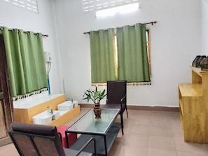 Lobby sitting area - Easy Go Home (Siem Reap)