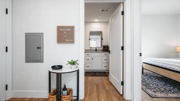 1 habitación, escritorio, tabla de planchar con plancha y wifi