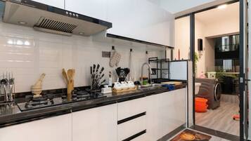 Réfrigérateur, micro-ondes, plaque de cuisson, cafetiÚre/bouilloire