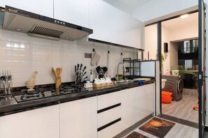 Kühlschrank, Mikrowelle, Herdplatte, Wasserkocher mit Kaffee-/Teezubehör