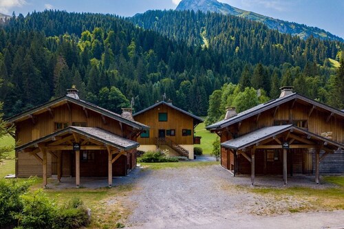 Direct access to Avoriaz. 500m from Prodain's Telecabine. Ski back into chalet.<br>4 bedrooms + 4 bathrooms + Jacuzzi & open fire.