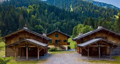 Direct access to Avoriaz. 500m from Prodain's Telecabine. Ski back into chalet.<br>4 bedrooms + 4 bathrooms + Jacuzzi & open fire.