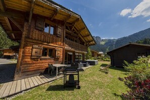 Outdoor dining - Direct access to Avoriaz. 500m from Prodain's Telecabine. Ski back into chalet.<br>4 bedrooms + 4 bathrooms + Jacuzzi & open fire. (Morzine)