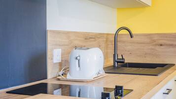 Fridge, microwave, stovetop, dishwasher