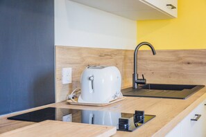 Fridge, microwave, stovetop, dishwasher