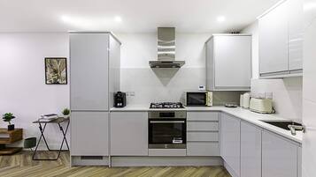 Basic Apartment, Multiple Beds | Private kitchen | Fridge, microwave, oven, stovetop