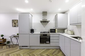 Eenvoudig appartement, meerdere bedden | Privékeuken | Een koelkast, een magnetron, een oven, een kookplaat