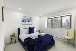 Eenvoudig appartement, meerdere bedden | 4 slaapkamers, een bureau, een laptopwerkplek