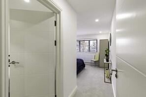 Apartament bàsic, diversos llits | Interior