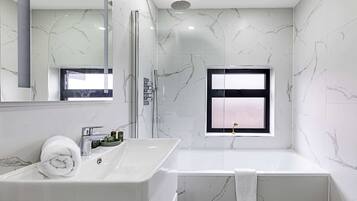 Basic Apartment, Multiple Beds | Bathroom | Hair dryer, towels, soap, shampoo