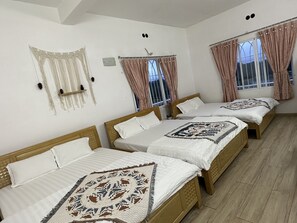 Classic Shared Dormitory | Desk, laptop workspace, iron/ironing board, free WiFi - Ngoc Bich House (Da Lat)