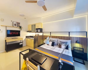1 bedroom, iron/ironing board, WiFi, bed sheets - Cozy place to play, work, watch and explore BGC. Pet Friendly! (Taguig)