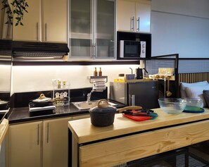 Private kitchen - Cozy place to play, work, watch and explore BGC. Pet Friendly! (Taguig)