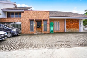 Front of property - OYO Dupak Inn (Surabaya)