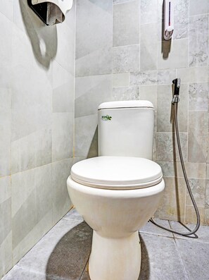 Chambre Double Deluxe | Salle de bain | Douche, serviettes fournies, papier toilette