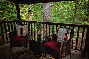 Terrace/patio - Sweet Surrender-True cabin getaway! Sleeps 4-Hot Tub (Broken Bow)