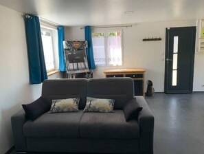 Smart TV, fireplace, video-game console, DVD player