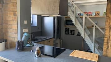 Réfrigérateur, micro-ondes, four, plaque de cuisson