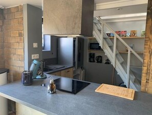 Kühlschrank, Mikrowelle, Ofen, Herdplatte