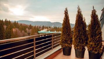 Deluxe Double With Hot Tube & Mountain View | Terrasse/Patio