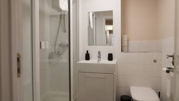 Family Apartment | Bathroom | Shower, hair dryer, toilet paper