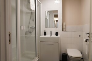 ファミリー アパートメント | バスルーム | シャワー、ヘアドライヤー、トイレットペーパー